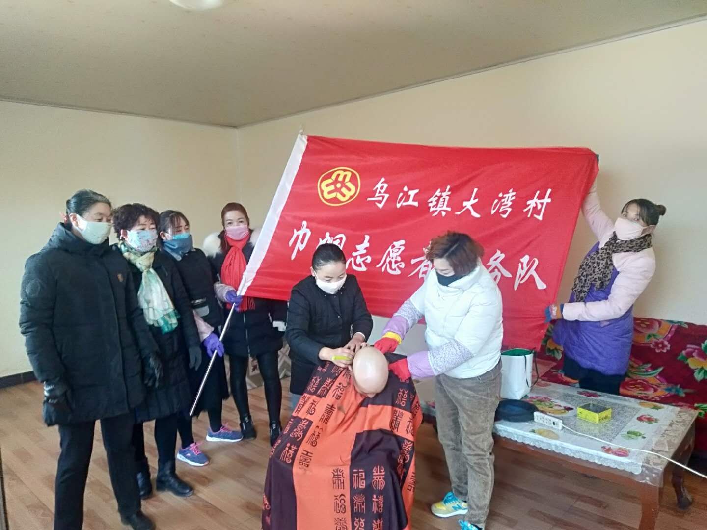 1583291073661919.jpg 为孤寡老人理发.jpg