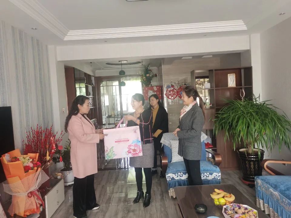 1615346461614428.jpg 慰问张志花1.jpg