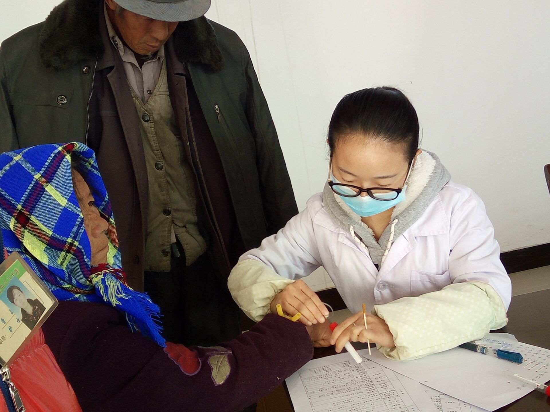 三堡镇为老人体检.jpg 三堡镇为老人体检.jpg