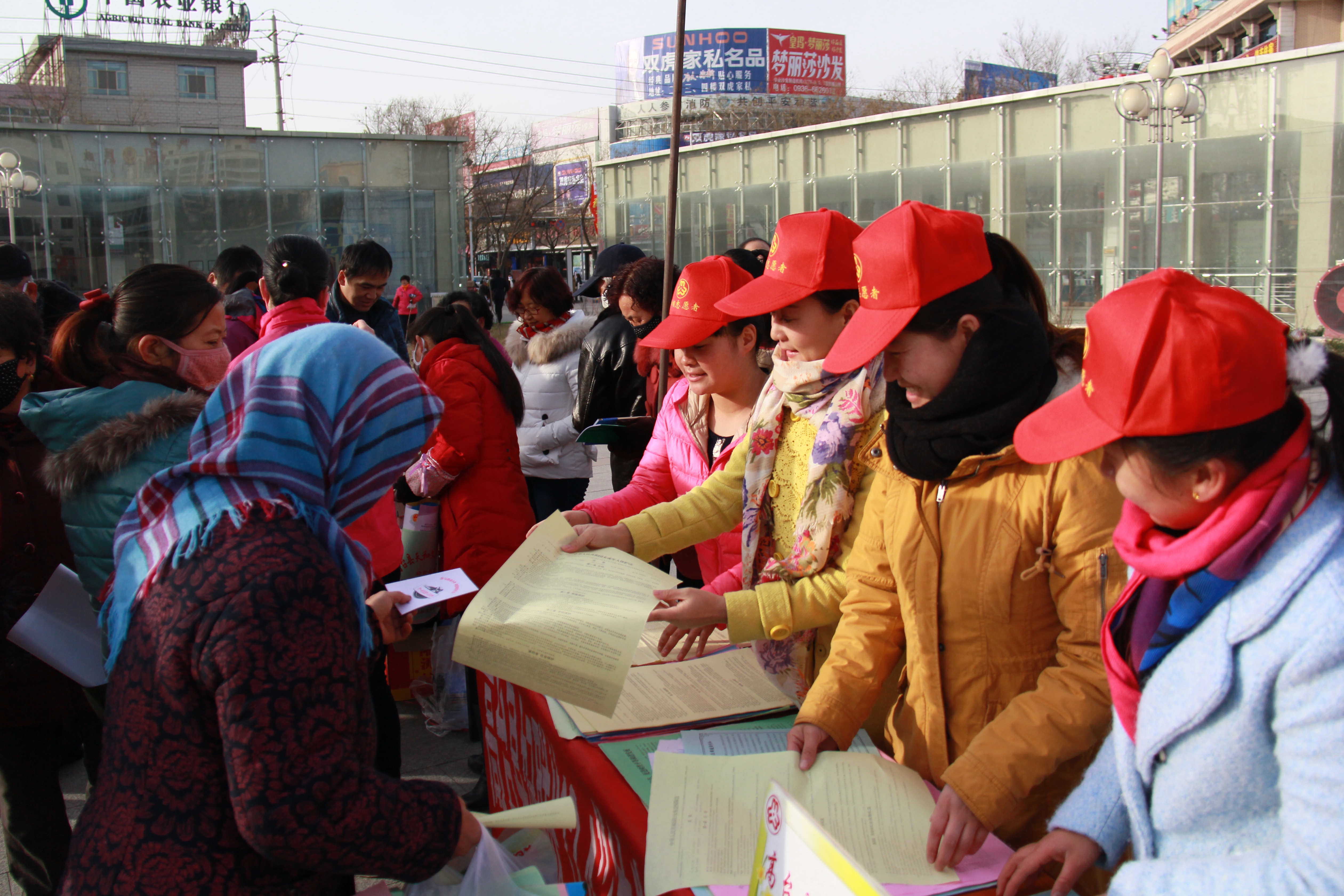 巾帼志愿者参加12·4 国家宪法日暨全国法制宣传日系列宣传活动.jpg 巾帼志愿者参加12·4 国家宪法日暨全国法制宣传日系列宣传活动.jpg