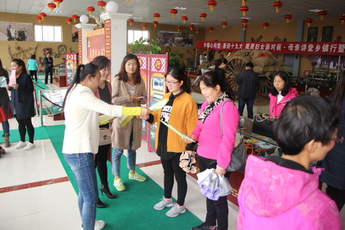 县妇联向与会群众发放创建美丽庭院倡议书.jpg 县妇联向与会群众发放创建美丽庭院倡议书.jpg