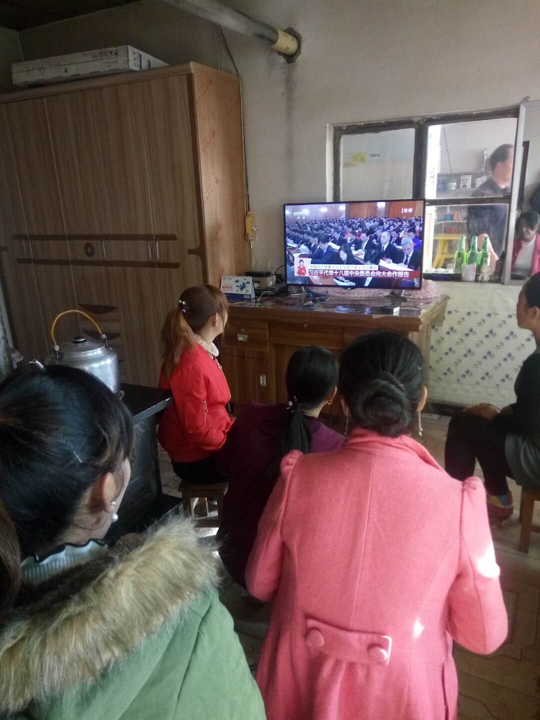 沙河乡妇女收看大会直播.jpg