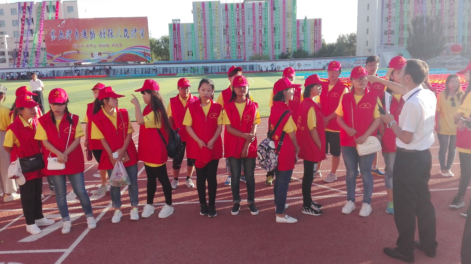酒泉四运会玉门巾帼志愿者在行动.jpg