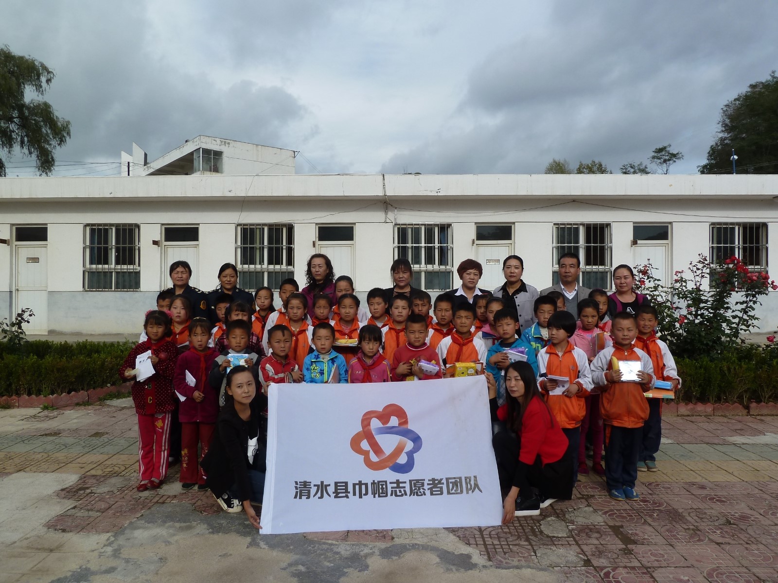 天水市清水县巾帼志愿者与留守儿童合影.JPG