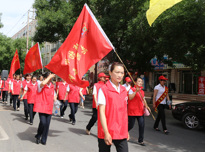 临泽县妇联组织巾帼志愿者开展“在职党员 服务居民”义务服务活动.jpg