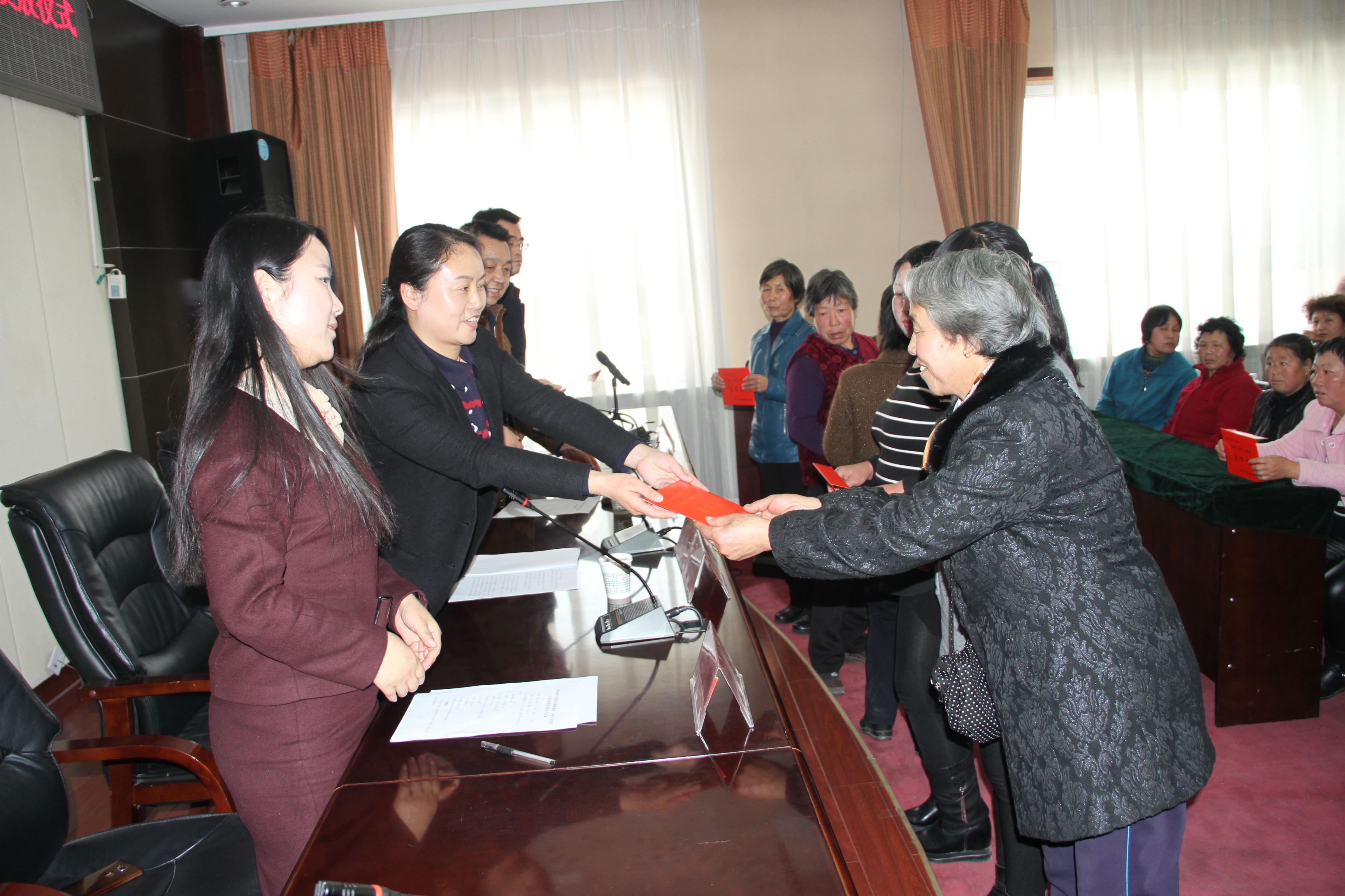 麦积区发放仪式.JPG 麦积区发放仪式.JPG