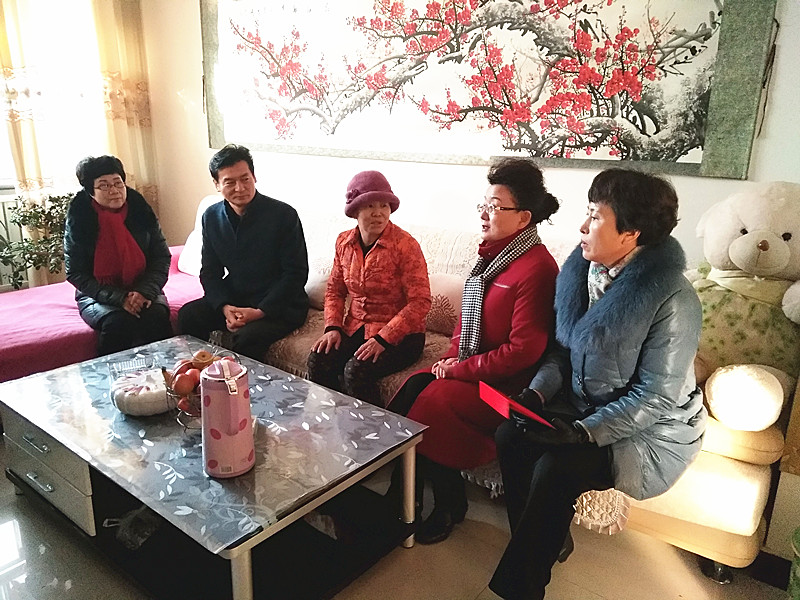 市上领导到两癌妇女叶红玲家慰问.jpg 市上领导到两癌妇女叶红玲家慰问.jpg