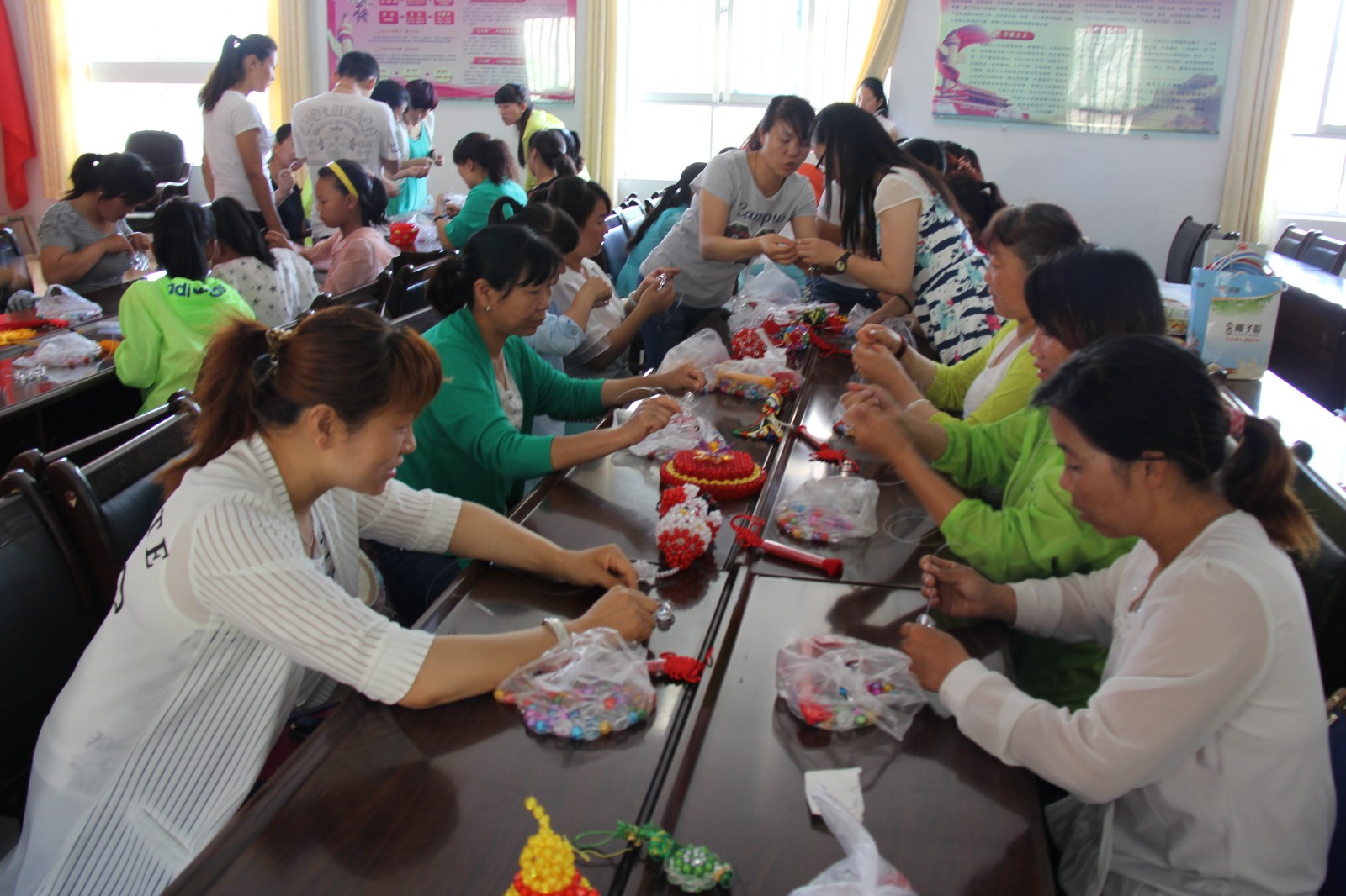 高台县留守妇女学习珠编工艺.JPG